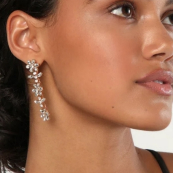 Lulu's flower drop earrings - Picture 6 of 6